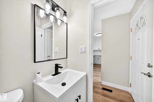 5535 144A Avenue Nw, Edmonton, AB - Indoor Photo Showing Bathroom
