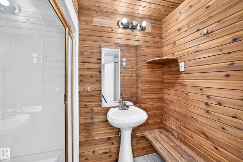 5535 144A Avenue Nw, Edmonton, AB - Indoor Photo Showing Bathroom
