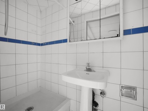 #6 14220 80 St Nw, Edmonton, AB - Indoor Photo Showing Bathroom