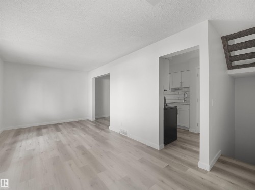 #6 14220 80 St Nw, Edmonton, AB - Indoor Photo Showing Other Room