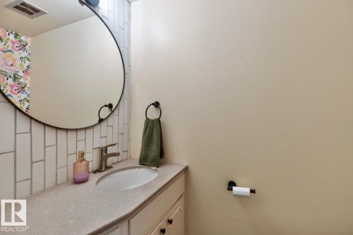12636 52 Avenue Nw, Edmonton, AB - Indoor Photo Showing Bathroom