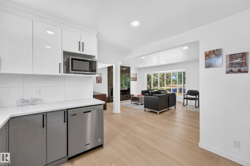 6011 93A Avenue Nw, Edmonton, AB - Indoor Photo Showing Kitchen