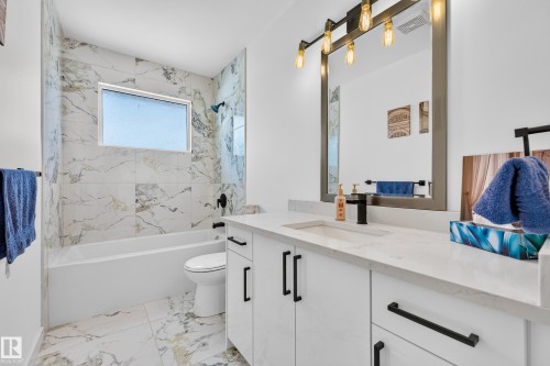 6011 93A Avenue Nw, Edmonton, AB - Indoor Photo Showing Bathroom
