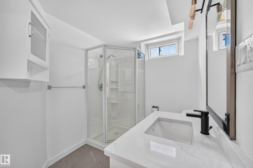 6011 93A Avenue Nw, Edmonton, AB - Indoor Photo Showing Bathroom