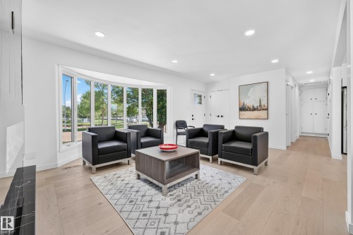 6011 93A Avenue Nw, Edmonton, AB - Indoor Photo Showing Living Room