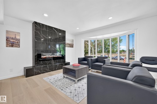 6011 93A Avenue Nw, Edmonton, AB - Indoor Photo Showing Living Room