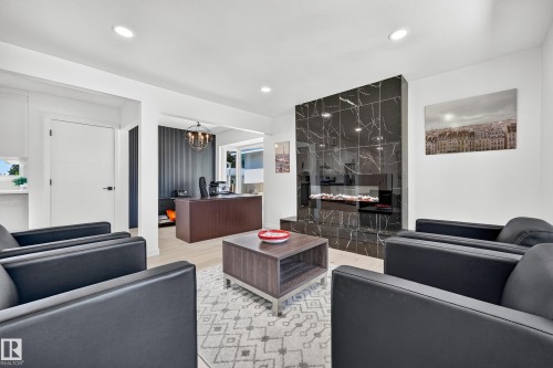 6011 93A Avenue Nw, Edmonton, AB - Indoor Photo Showing Living Room