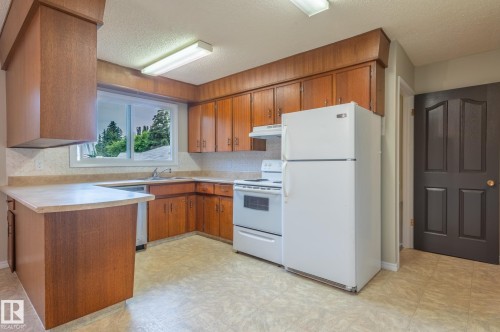 29 Fawcett Crescent, St. Albert, AB - Indoor Photo Showing Kitchen With Double Sink