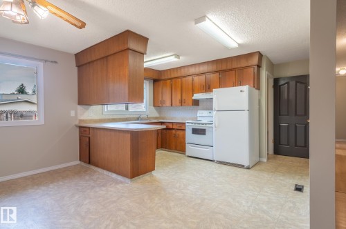 29 Fawcett Crescent, St. Albert, AB - Indoor Photo Showing Kitchen