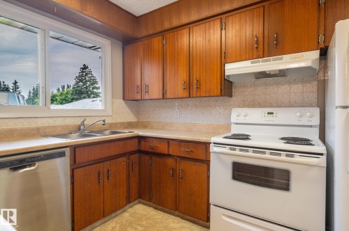 29 Fawcett Crescent, St. Albert, AB - Indoor Photo Showing Kitchen With Double Sink
