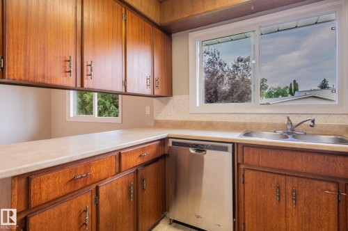 29 Fawcett Crescent, St. Albert, AB - Indoor Photo Showing Kitchen With Double Sink