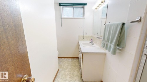 3536 105A Street Nw, Edmonton, AB - Indoor Photo Showing Bathroom