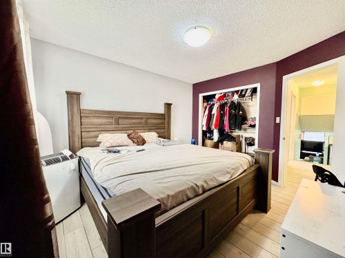 325 Kline Crescent Nw, Edmonton, AB - Indoor Photo Showing Bedroom
