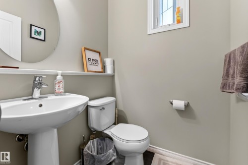 7915 22 Avenue Sw, Edmonton, AB - Indoor Photo Showing Bathroom
