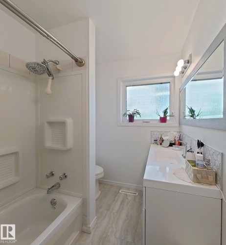 9201 153 Street Nw, Edmonton, AB - Indoor Photo Showing Bathroom
