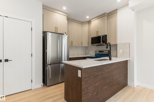 11229 96 Street Nw, Edmonton, AB - Indoor Photo Showing Kitchen