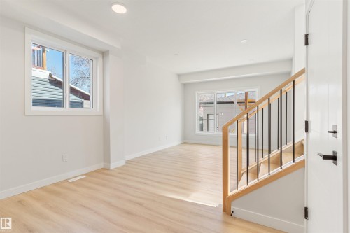 11229 96 Street Nw, Edmonton, AB - Indoor Photo Showing Other Room