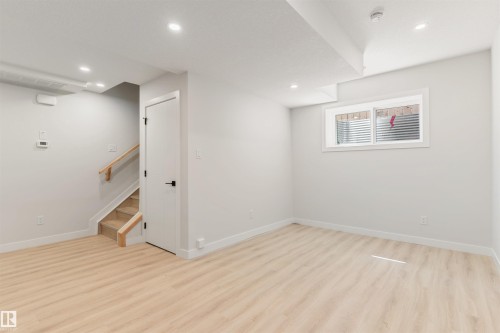 11229 96 Street Nw, Edmonton, AB - Indoor Photo Showing Other Room