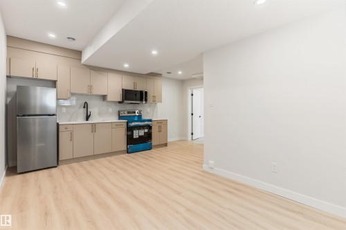 11229 96 Street Nw, Edmonton, AB - Indoor Photo Showing Kitchen