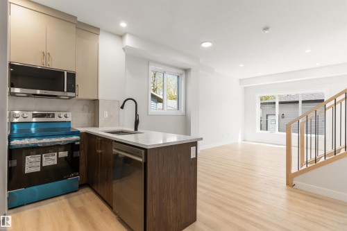 11229 96 Street Nw, Edmonton, AB - Indoor Photo Showing Kitchen