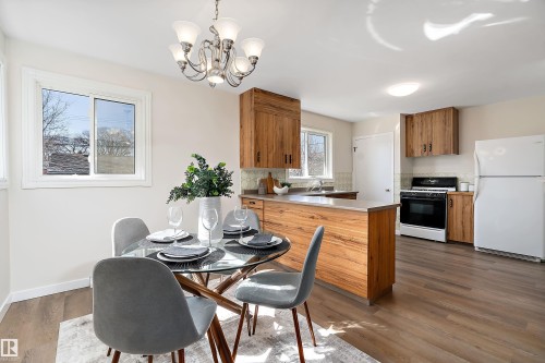 9747 66 Avenue Nw, Edmonton, AB - Indoor Photo Showing Dining Room