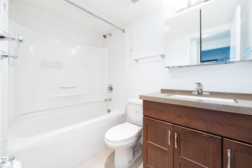#302 10160 115 St Nw, Edmonton, AB - Indoor Photo Showing Bathroom