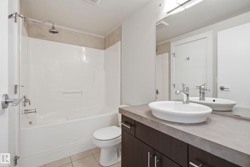 #1005 10152 104 St Nw, Edmonton, AB - Indoor Photo Showing Bathroom