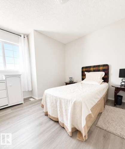 Light-filled room featuring wide-plank wood-finish flooring and neutral wall tones - 3236 27 Avenue Nw, Edmonton, AB - Indoor Photo Showing Bedroom