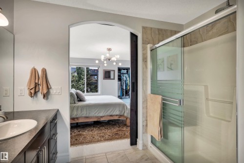 11935 21 Avenue Sw, Edmonton, AB - Indoor Photo Showing Bathroom