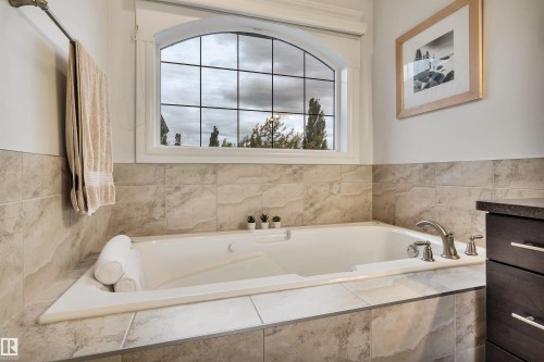 11935 21 Avenue Sw, Edmonton, AB - Indoor Photo Showing Bathroom