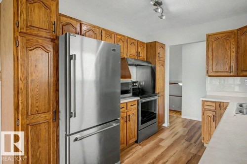 312 Lago Lindo Crescent Nw, Edmonton, AB - Indoor Photo Showing Kitchen