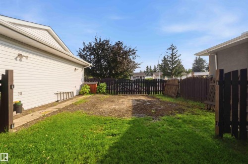 Private fenced yard with a combination of grass and gravel areas - 30 Cavanagh Crescent, Stony Plain, AB - Outdoor With Exterior