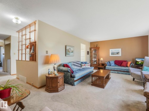 5916 148 Avenue Nw, Edmonton, AB - Indoor Photo Showing Living Room