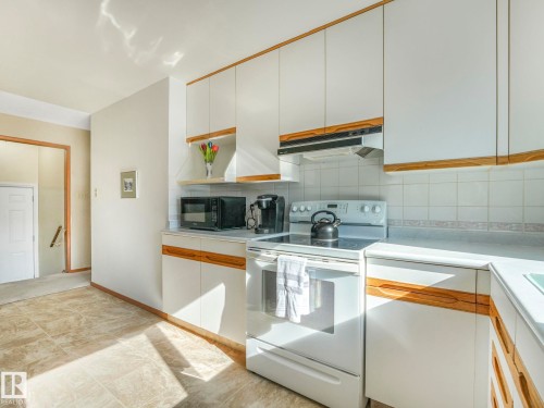5916 148 Avenue Nw, Edmonton, AB - Indoor Photo Showing Kitchen