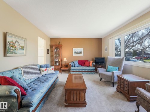 5916 148 Avenue Nw, Edmonton, AB - Indoor Photo Showing Living Room