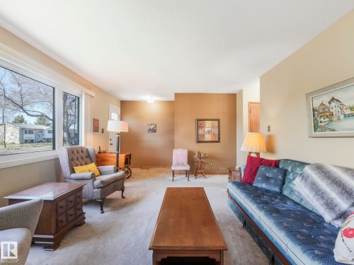 5916 148 Avenue Nw, Edmonton, AB - Indoor Photo Showing Living Room