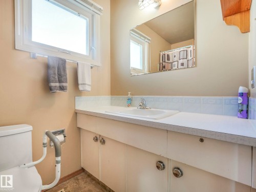 5916 148 Avenue Nw, Edmonton, AB - Indoor Photo Showing Bathroom