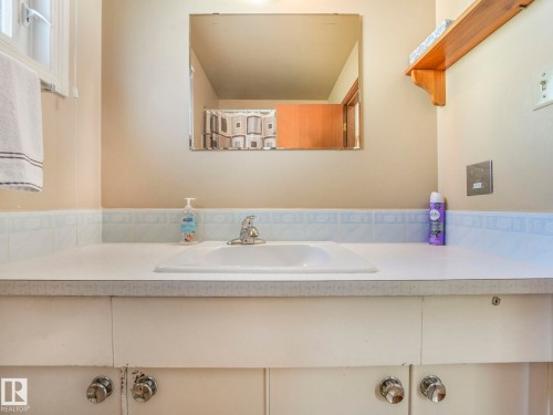 5916 148 Avenue Nw, Edmonton, AB - Indoor Photo Showing Bathroom