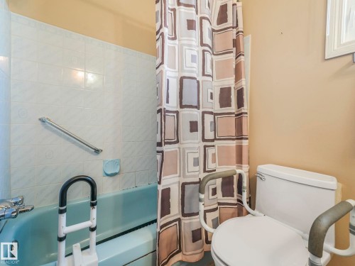 5916 148 Avenue Nw, Edmonton, AB - Indoor Photo Showing Bathroom