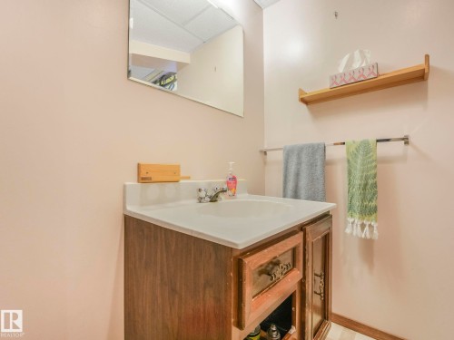 5916 148 Avenue Nw, Edmonton, AB - Indoor Photo Showing Bathroom
