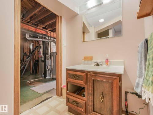 5916 148 Avenue Nw, Edmonton, AB - Indoor