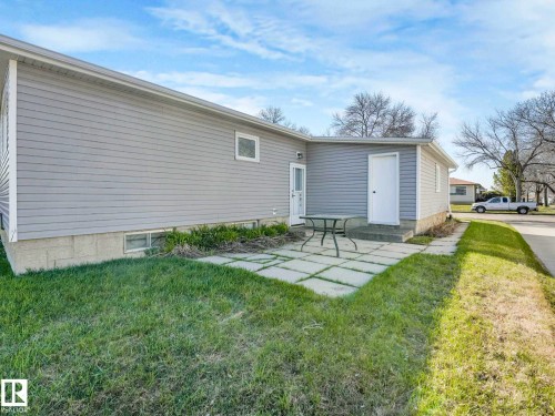 5916 148 Avenue Nw, Edmonton, AB - Outdoor
