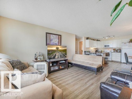 #410 13625 34 St Nw, Edmonton, AB - Indoor Photo Showing Living Room