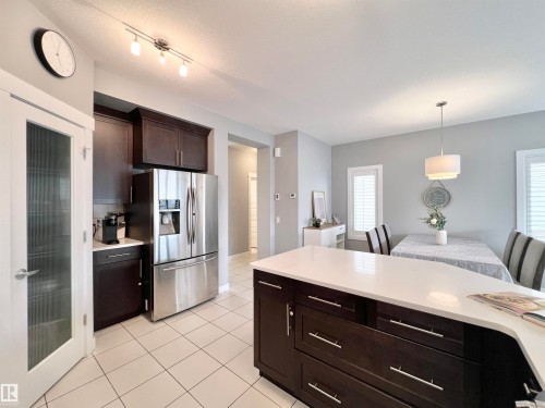 362 Chappelle Drive Sw, Edmonton, AB - Indoor Photo Showing Kitchen
