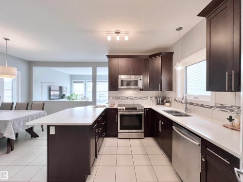 362 Chappelle Drive Sw, Edmonton, AB - Indoor Photo Showing Kitchen With Double Sink With Upgraded Kitchen