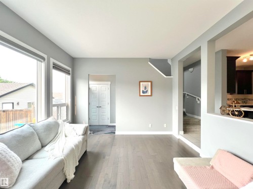 362 Chappelle Drive Sw, Edmonton, AB - Indoor Photo Showing Living Room