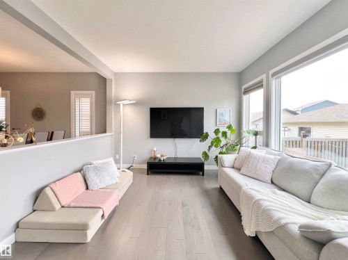 362 Chappelle Drive Sw, Edmonton, AB - Indoor Photo Showing Living Room