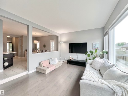 362 Chappelle Drive Sw, Edmonton, AB - Indoor Photo Showing Living Room