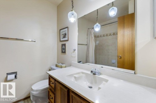 11113 173A Avenue Nw, Edmonton, AB - Indoor Photo Showing Bathroom