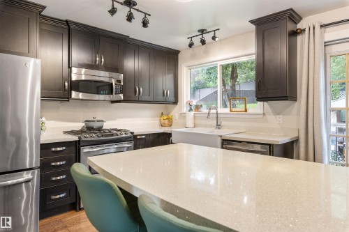 23 Glenhaven Crescent, St. Albert, AB - Indoor Photo Showing Kitchen With Upgraded Kitchen